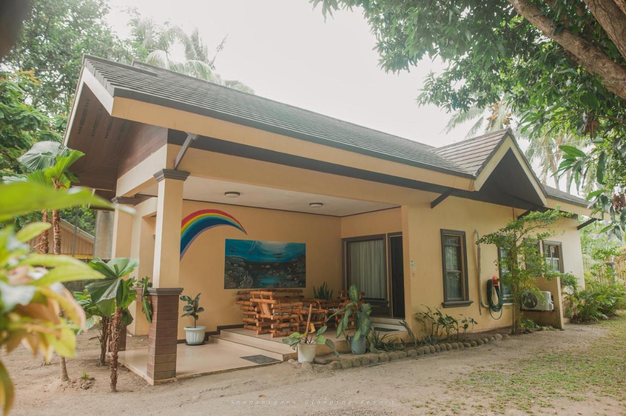 Shenanigans Glamping Resort Zamboanguita  Екстер'єр фото