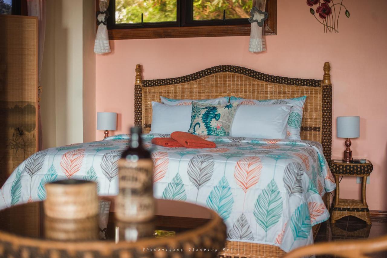 Shenanigans Glamping Resort Zamboanguita  Екстер'єр фото