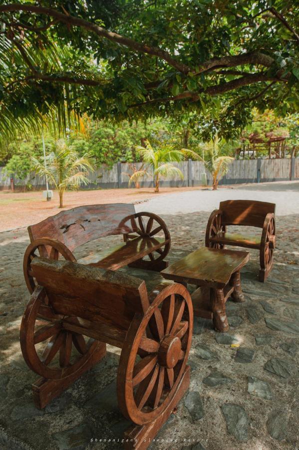 Shenanigans Glamping Resort Zamboanguita  Екстер'єр фото
